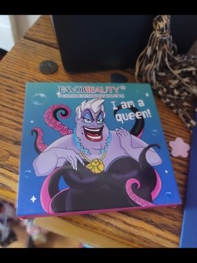 FAVORBEAUTY "I Am a Queen" Eyeshadow Palette - Blue & Purple